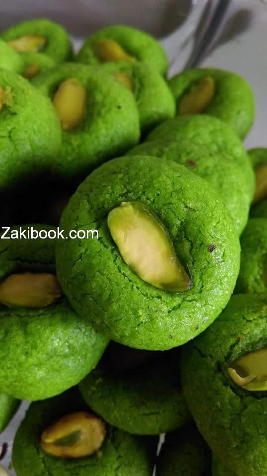 غريبة عادية وغريبة بالفستق والصور لو بتتكلم لنطقت