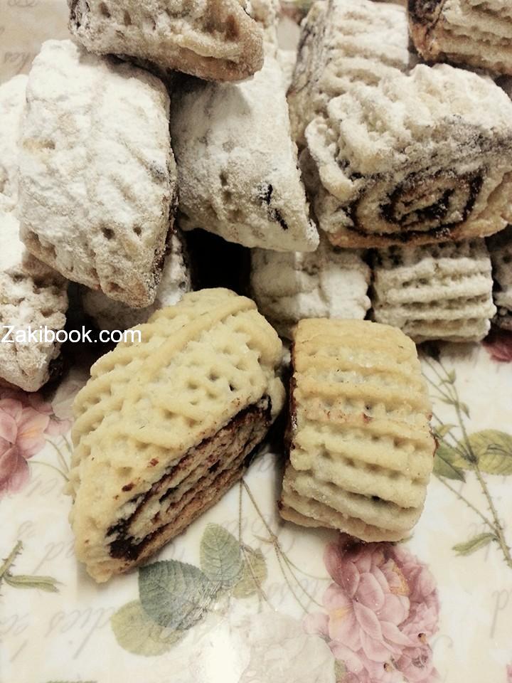 تحب تشاهد وصفات بالصوت والصورة؟ اعمل اشتراك لقناة زاكي على اليوتيوب من هنا لتصلك جديد وصفاتنا بالفيديو: قناة زاكي على اليوتيوب  عندك جوال ذكي؟ ممتاز كتير تفضل أحلى هدية من زاكي لعيونك, حمل على جوالك تطبيق زاكي, أقوى مرجع عربي لفن الطهي, من هنا: تطبيق زاكي للأجهزة الذكية  عندك حساب على الفيس بوك؟ طيب شو بتنستى استفيد من وقتك وتعلم كل يوم وصفة جديدة على يد أمهر شيفات في الوطن العربي, بالانضمام لمجموعة زاكي وصفحة زاكي على الفيس: للانضمام على مجموعة زاكي من هنا  للاعجاب بصفحة زاكي من هنا ومتابعة كل جديد  احفظ موقع زاكي في المفضلة على جوالك, لتصلك دوماً جديد وصفاتنا مش هتلاقيها إلا في زاكي موقع زاكي لفن الطهي