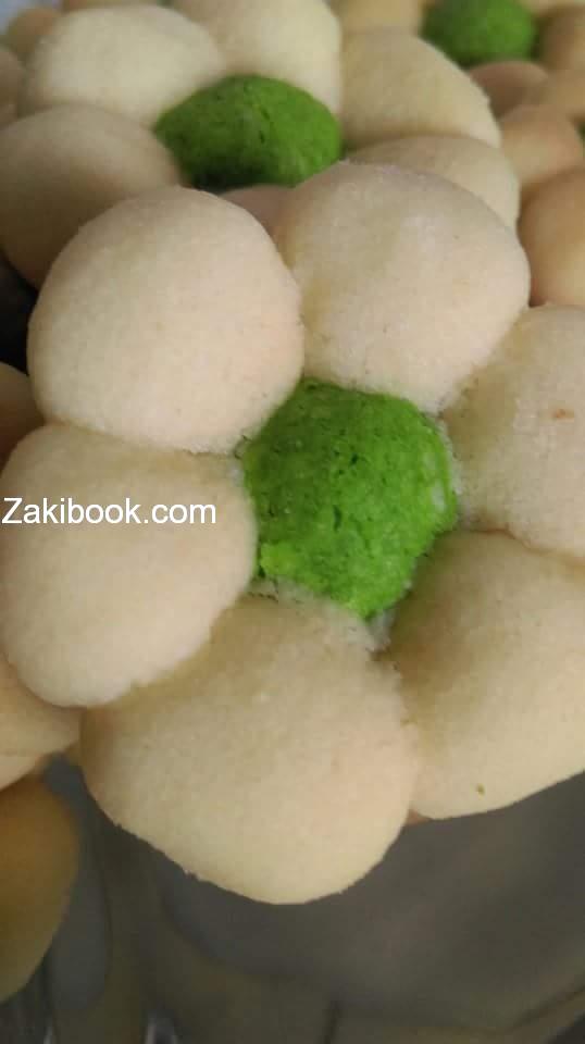 غريبة عادية وغريبة بالفستق والصور لو بتتكلم لنطقت