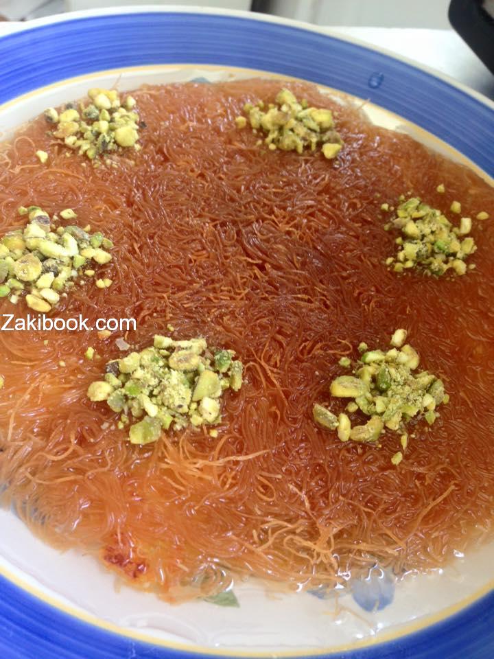 طريقة الكنافه بالقلايه الكنافه وبتقصيها او اذا بتحبيها ناعمه بتفرميها بالمكسر وبتحطي كمية بسيطه من السمن وبتحطيها بقلايه تيفال وبتحطي عليها جبنة عكاوي حلوه بتبشريها على الكنافه وبتحطي المقلاية على نار هاديه وبتصيري تدوري المقلاة على الغاز لحد ما تتحمر الشعيريه وتدوب الجبنة بتقلبي القلايه على صحن التقديم وبتشربيها بالقطر وبالعافيه