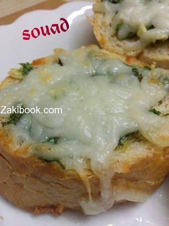 خبز بالثوم وجبنة الموزريلا 