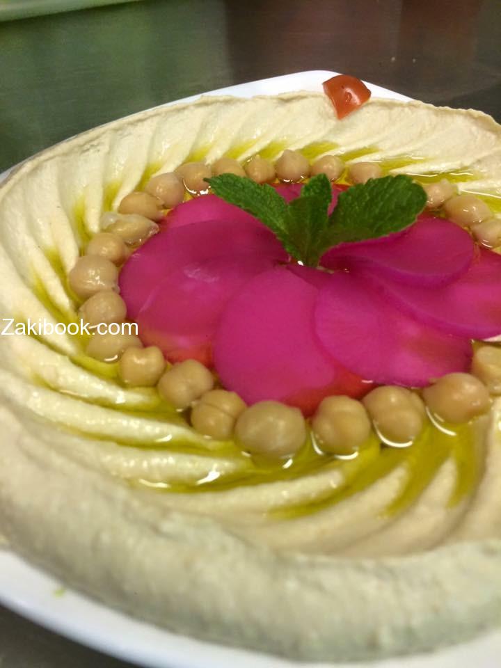 حمص مع الخبز البيتي