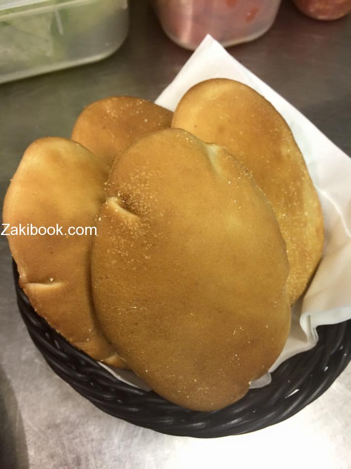 حمص مع الخبز البيتي