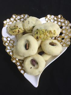 معمول الكيري وغريبة محشية فستق حلبي