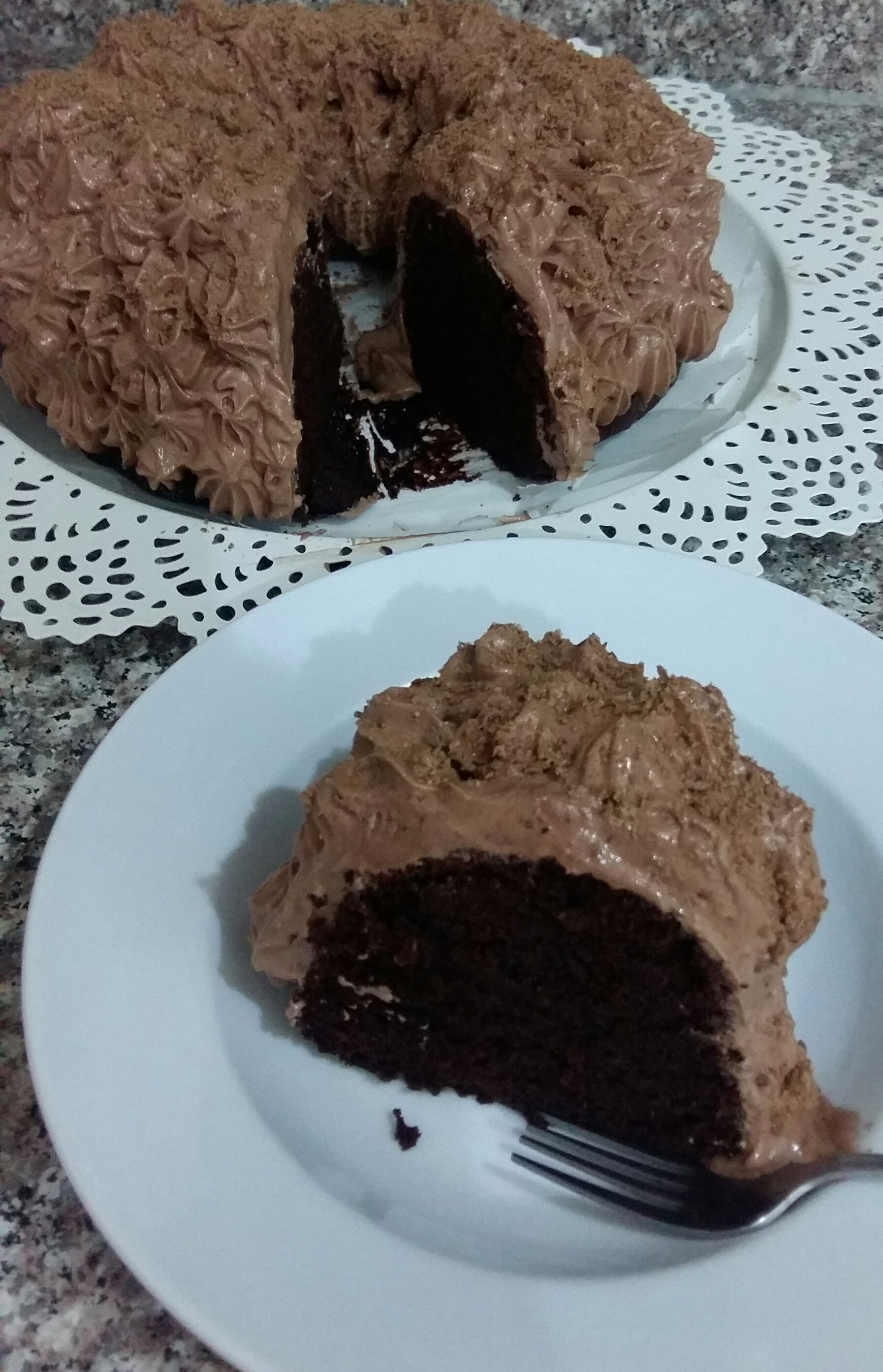 كيكة الشوكلاتة الاسفنجية الهشة اللذيذة بخطوات بسيطة