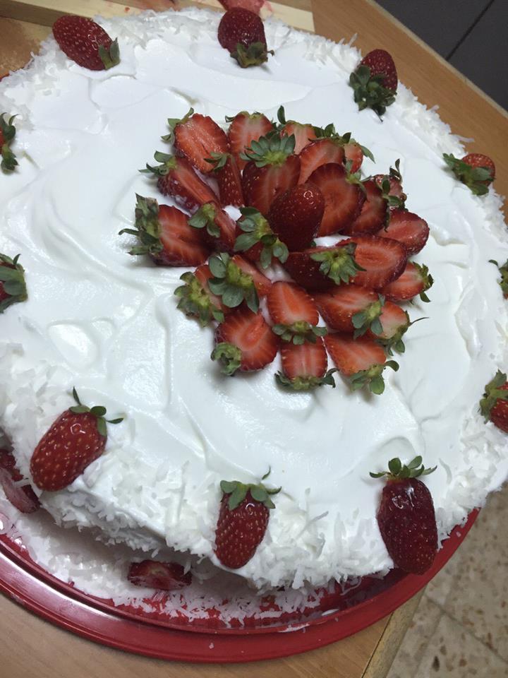 كيكة القشطة بالليمون مزينة بالكريمة والفراولة