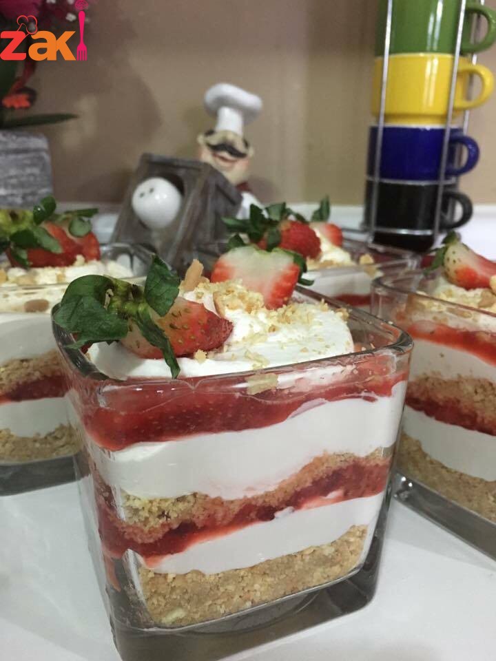 تشيز كيك بصوص الفراولة بالكاسات