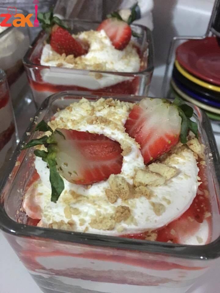 تشيز كيك بصوص الفراولة بالكاسات