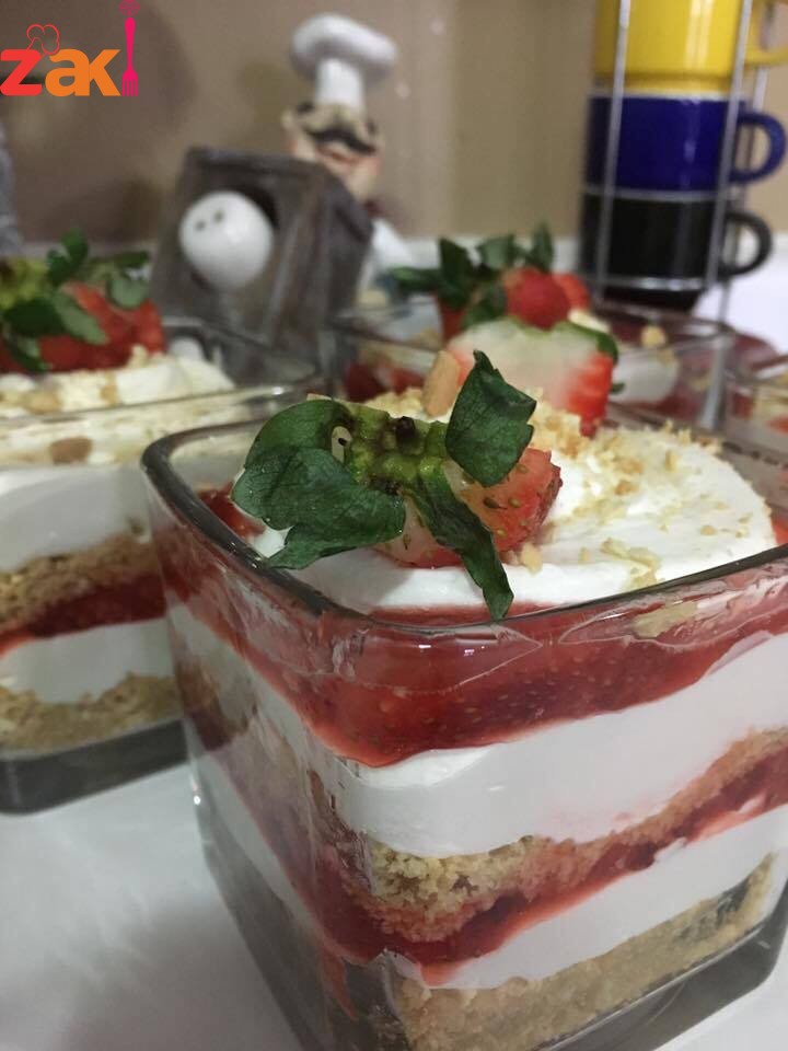 تشيز كيك بصوص الفراولة بالكاسات