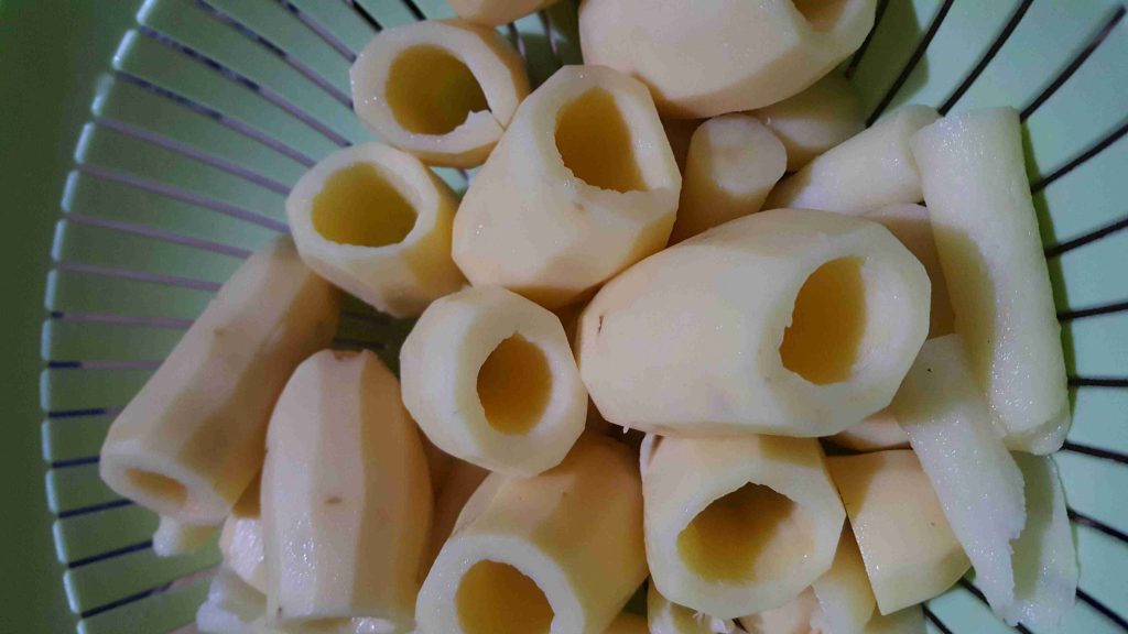 محشي البطاطا مع صوص البندوره