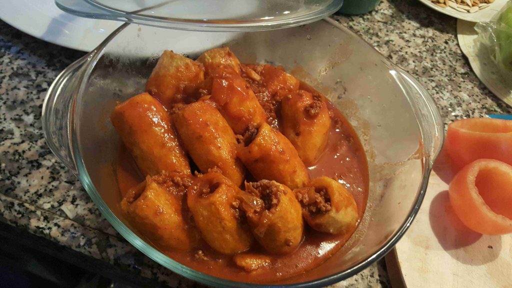 محشي البطاطا مع صوص البندوره