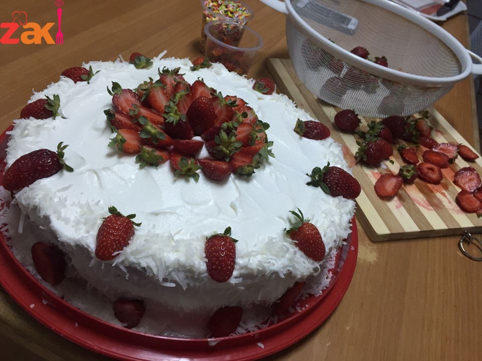 كيكة القشطة بالليمون مزينة بالكريما والفراولة بتمنى تعجبكم 