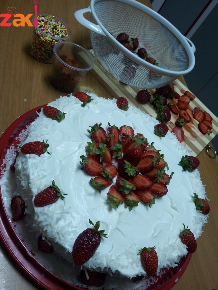 كيكة القشطة بالليمون مزينة بالكريما والفراولة بتمنى تعجبكم 