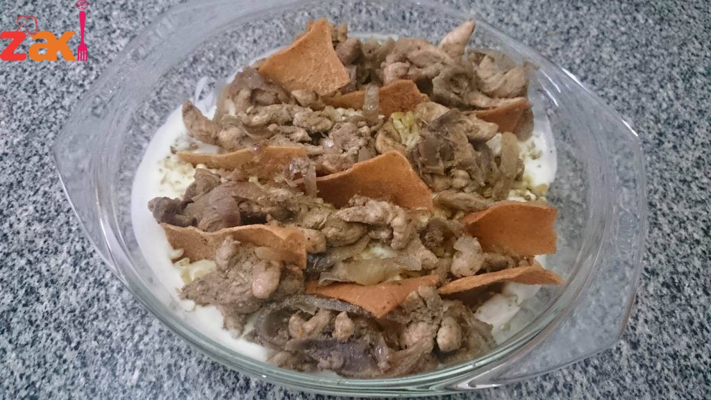 فتة شاورما الدجاج بالتومية و العيش المحمص طعمها هااااايل 