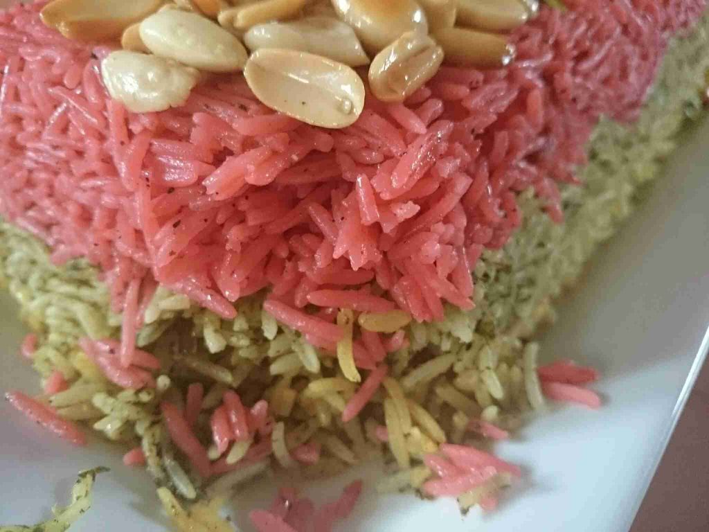 رز الوان بالمكسرات رأيكم يهمني جداً يا شلة الأنس