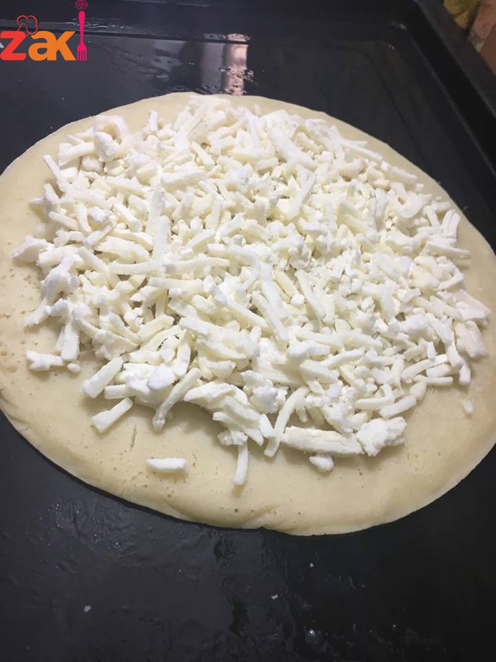 قطايف بالجبنه وسويتها بحجم وشكل الكنافه ودائماً اسويها وكل مره اطيب من الثانيه