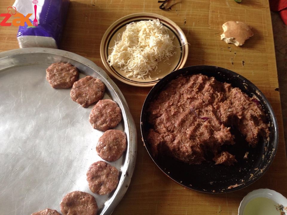 طريقة عمل فطاير البرجر بفخد الدجاج شغل مطاعم خمس نجووووم