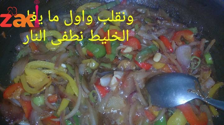 اوراك الدجاج بالبصل والفلفل الألوان لذيذه وخفيفة وسهله ان شاء الله تعجبكم