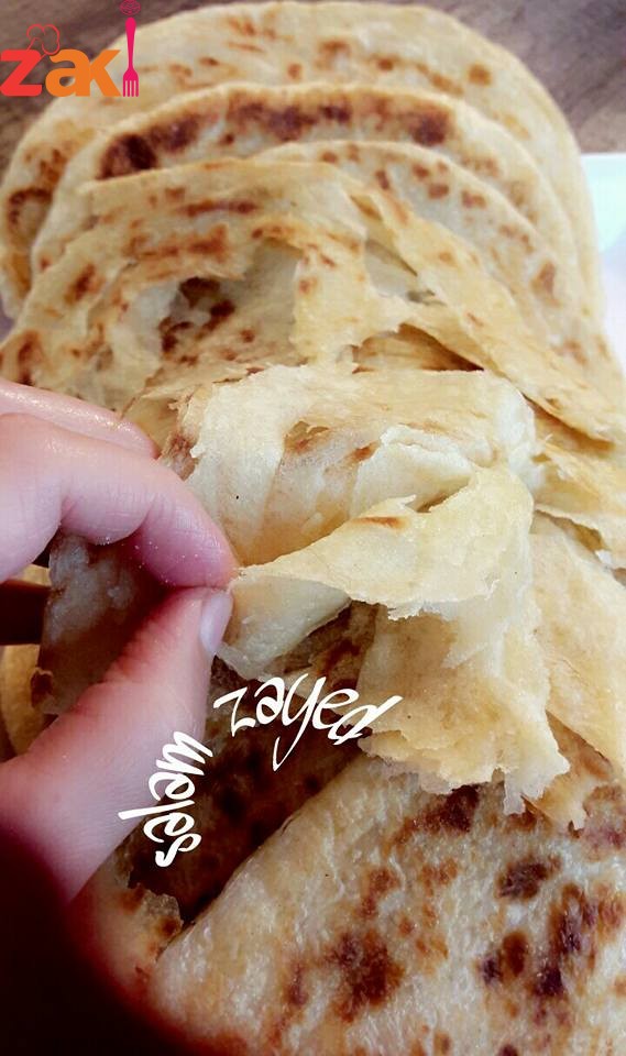 خبز الملوي المسخن من مكونات فريدة قومي بحفظ الوصفة على جوالك مباشرة 