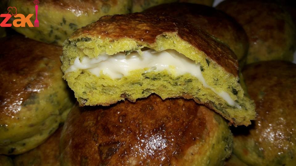 بنفركهم بأطراف الأصابع وبنضيفلهم ورق زعتر مفروم ناعم وبنعجن بماء دافي وبتركه لحد ما يختمر... هلاء الحشوه عباره عن جبنه بيضه او اي نوع جبن إنتي بتحبيه ..بتبشريها 😊 بتعملي كره كبيره من العجين وبترقيها وبترقي كمان قطعة عجين بنفس الحجم ويلي رقيتيها اول شي بتحطي من حشوة الجبنه على شكل دوائر في العجينه بشكل متباعد وبتحطي العجينه التانيه فوق الحشوات وبتجيبي كاسه وبتقطي الدوائر كأنك بتقطعي عجينة ششبرك وبتدهني صينيه بالزيت وبترتبي الحبات وبتدهني وجه الحبات في بيضه مخفوقه مع فانيلا عشان تاخد اللون الحلو وبتخبزيهم على نار حاميه وصحتين وهنا