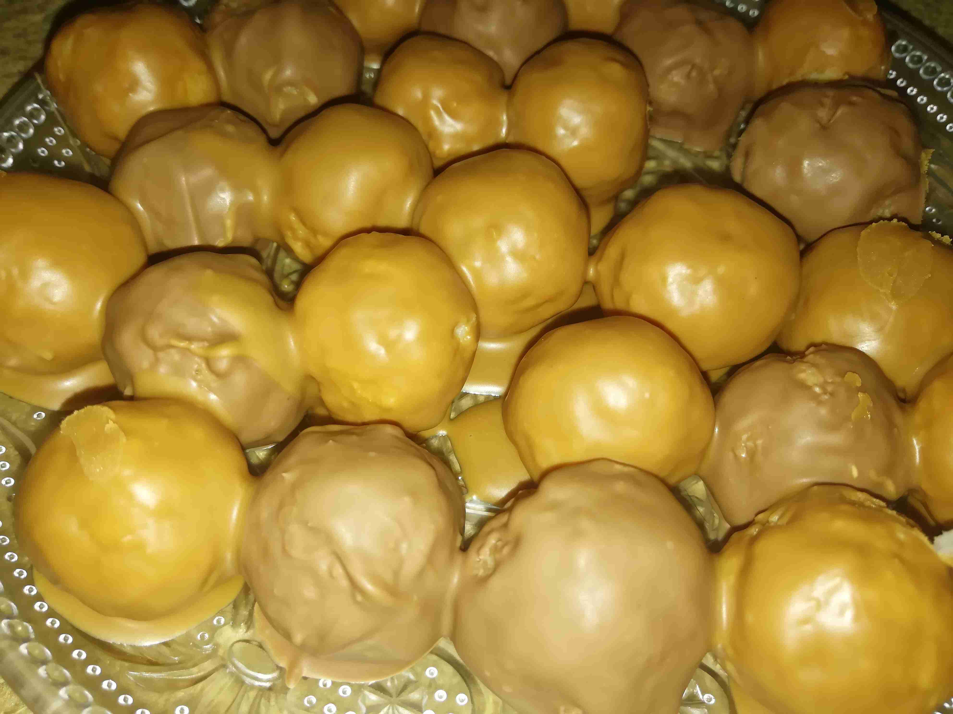 كرات جوز الهند محشيه بندق ومغطاه بالشوكولاته واللوتس