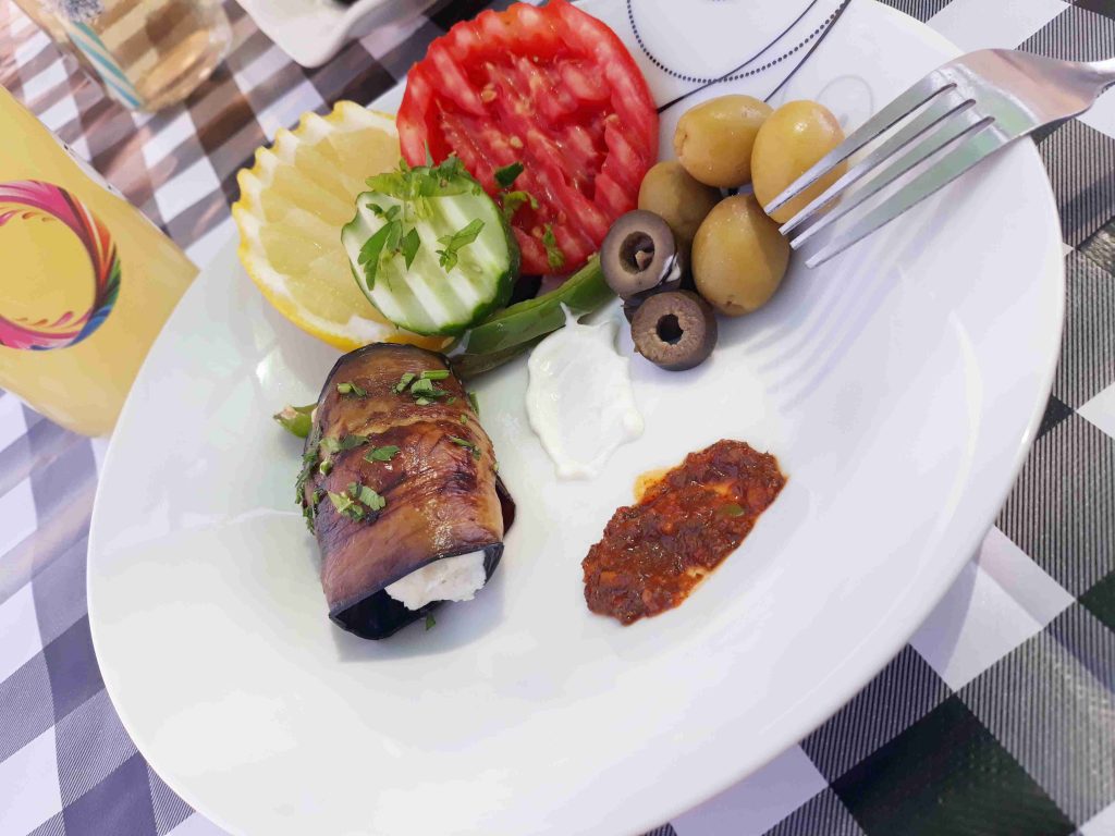 لفائف البيذنجان باللبنه واكواب القرع المحشيه باللحمه المفرومه طيبه وشهيه 