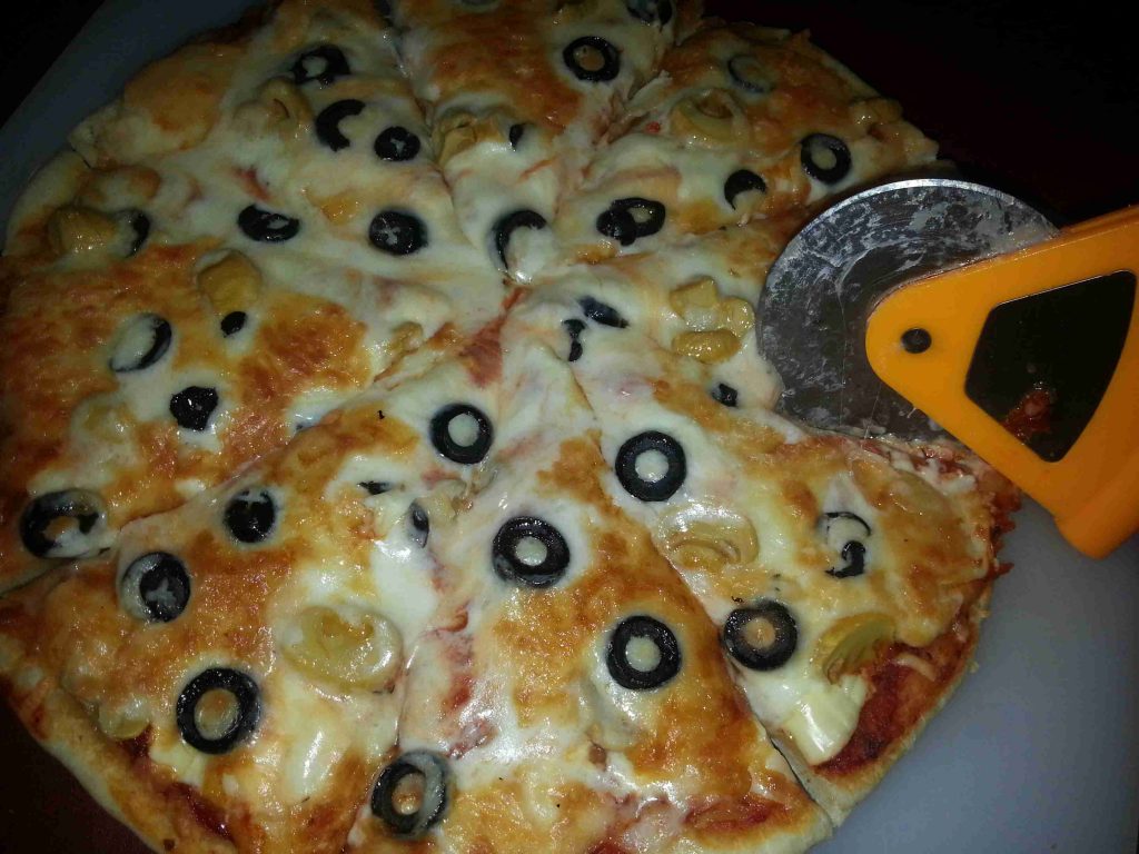 بيتزا بجبنة سلايسي وقشقوان 