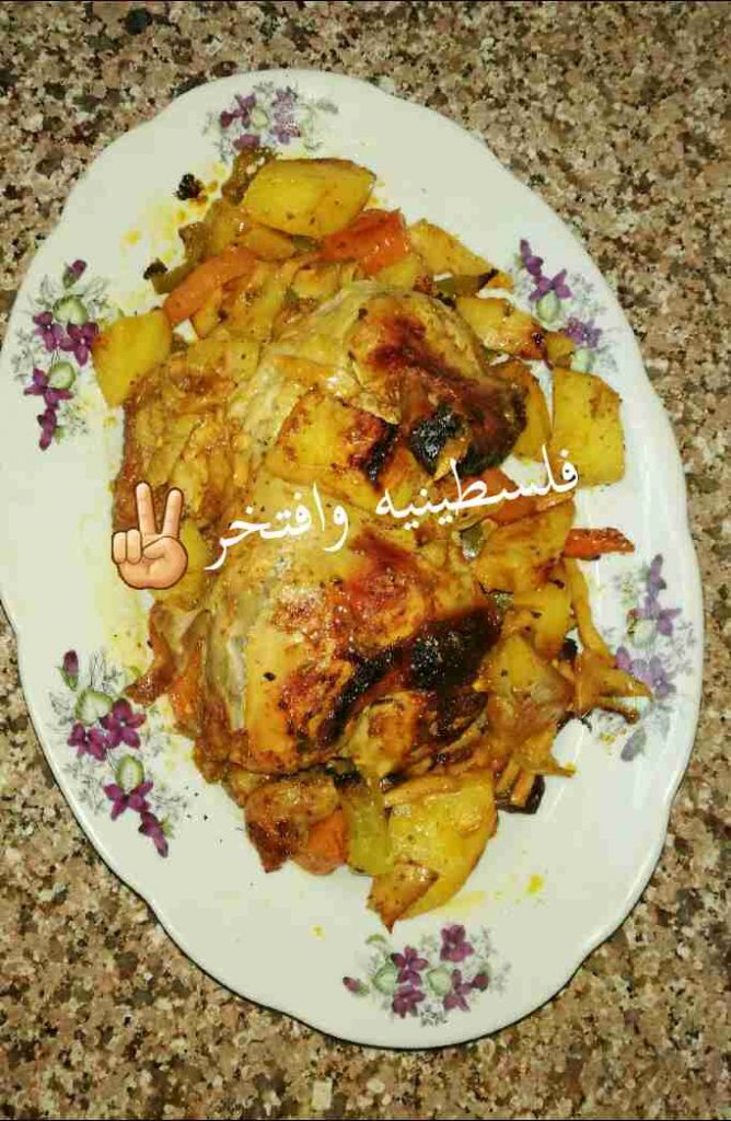 دجاج محمر بالفرن باكياس الفرن الخاصه الطعم ولا اروع بنصحكم اتجربوها😋😋😙