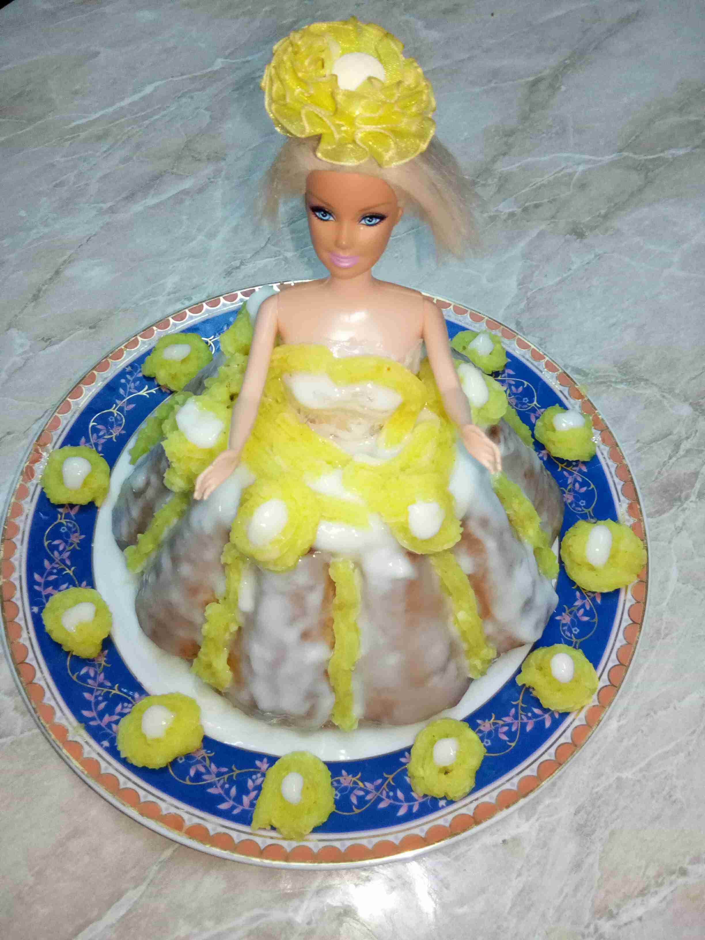 كيكة باربي سهلة وبسيطة وبأقل تكلفة لتفرحي بناتك سلسة اكلاتي وحلوياتي 9