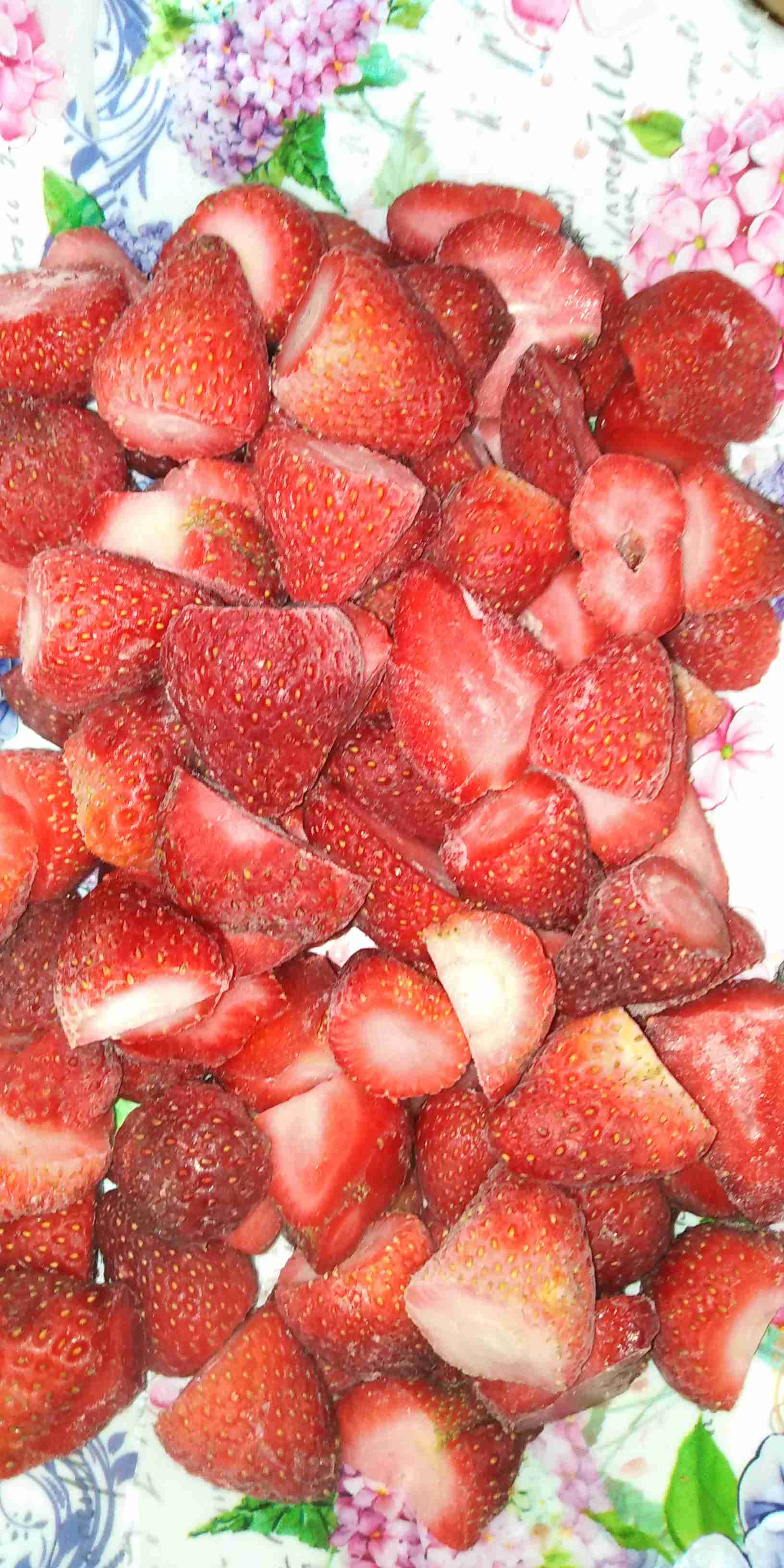 مساعدة في الفراولة المجمدة