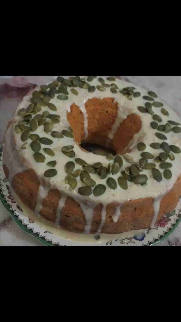 كيكة زبدة الفول السوداني ببذور القرع.... #ملكة_رمضان... من اطيب الكيكات والمحببة لزوجي واطفالي.... طعمها كثير رائع وخفيف.... اتمنى تجربوها كثير كثير طيبة....