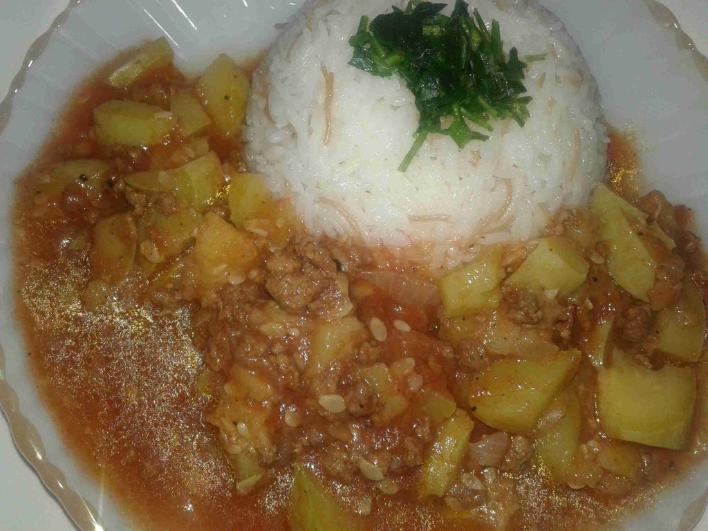 كوسا مقطعه مكعبات باللحمه المفرومه والبندوره ملكة الاكلات الاردنيه