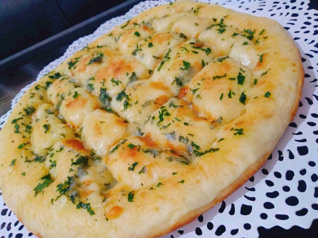 خبز بالثوم والجبنه ملكة الفطور 