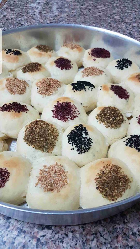 مسابقه ملكه الفطور معجنات سهله وخفيفه وهشه تحضر بعجينه العشر دقائق بنفرد العجينه وبنحشيها بحشوات متعدده بالزعتر والجبنه والنقانق او اي حشوه بدك اياها وبنزينها بالسمسم والسماق وحبه البركه والزعتر وع الفرن ع درجه حراره ١٨٠ لمده ربع ساعه او حسب الفرن ElhamElherbawi