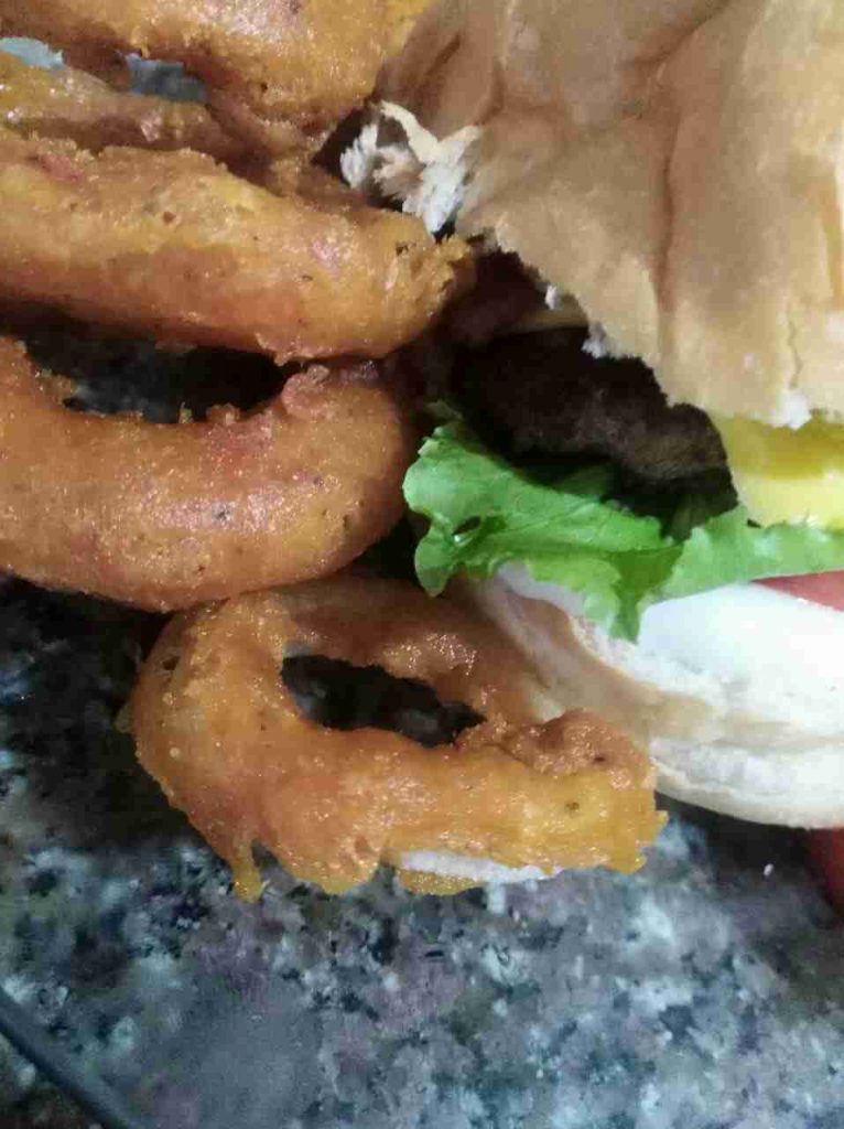 برغر لحمة مع حلقات البصل والبطاطس الشبس شي من الخيال