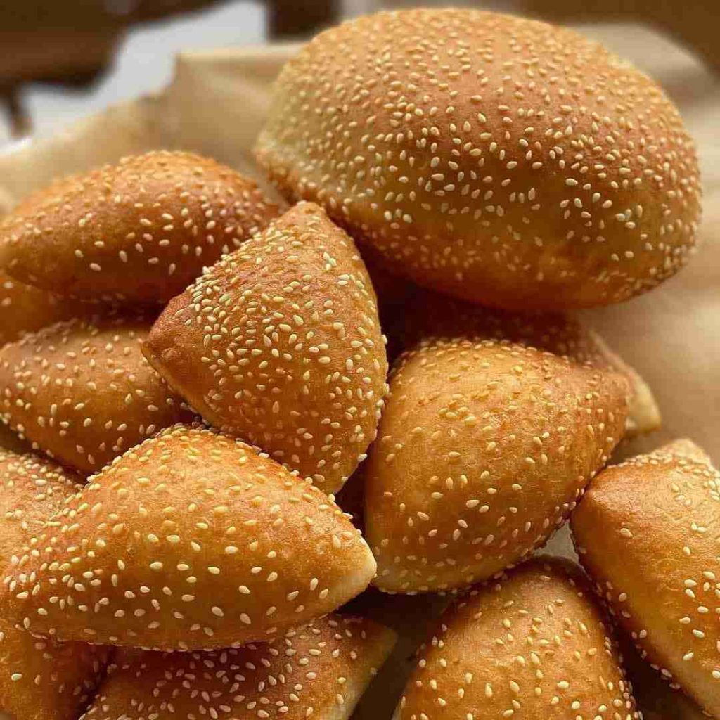 الخبز المنفوخ المندزاي (بالسمسم)