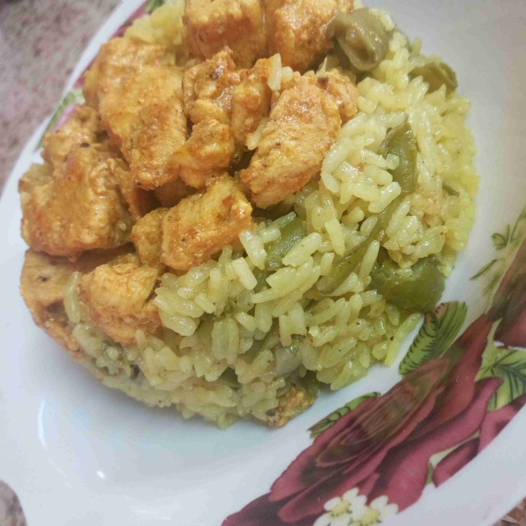 ارز مع فول اخضر وصدر دجاج 